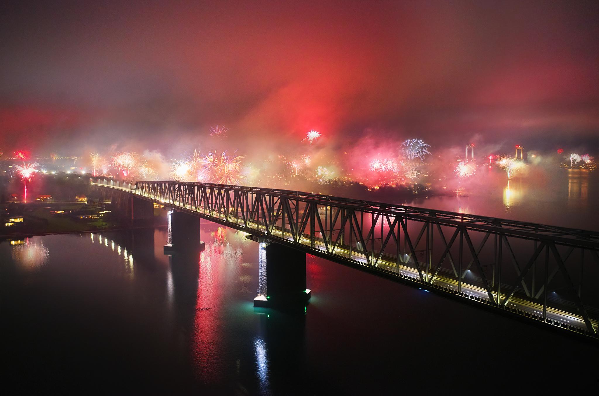 Dronebillede af den gamle Lillebæltsbro til nytår med fyrværkeri
