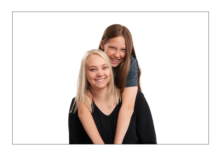 Søskendebillede af to piger